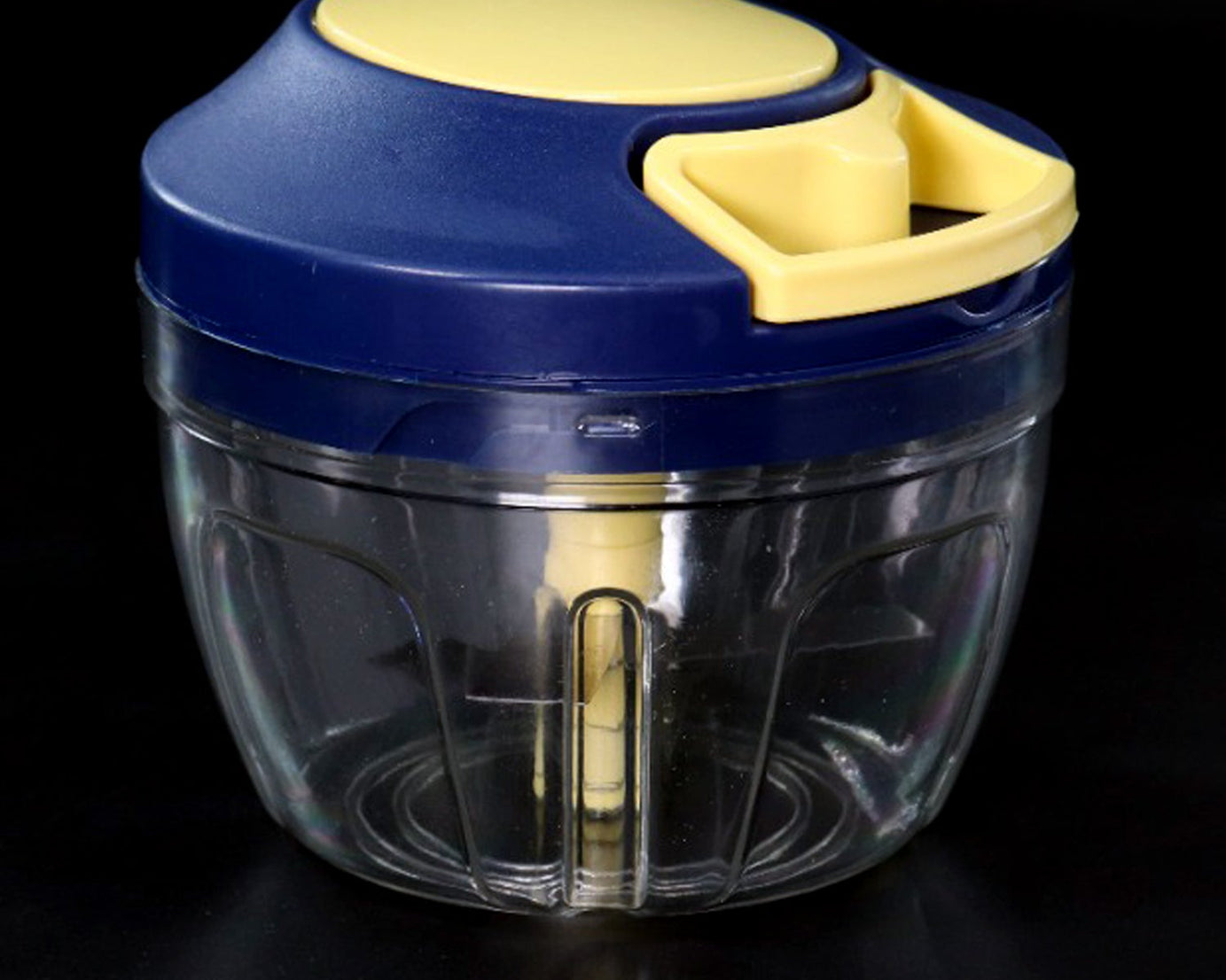 Chopper with 650ml capacity for chopping fruits and vegetables