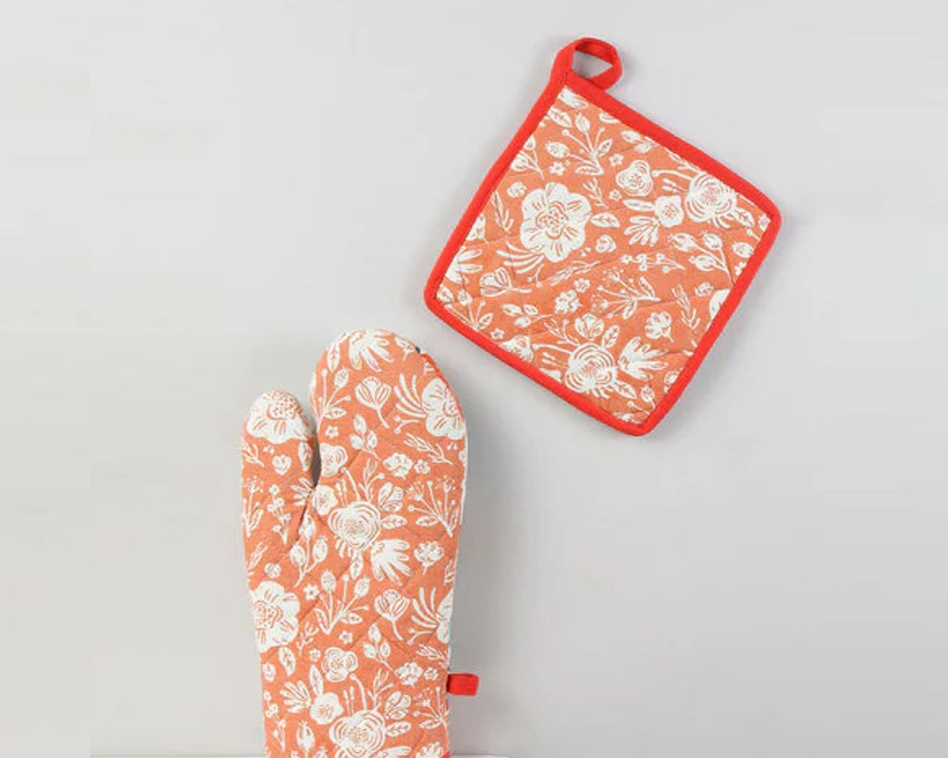 Kitchen oven mitts made of professional-grade cotton