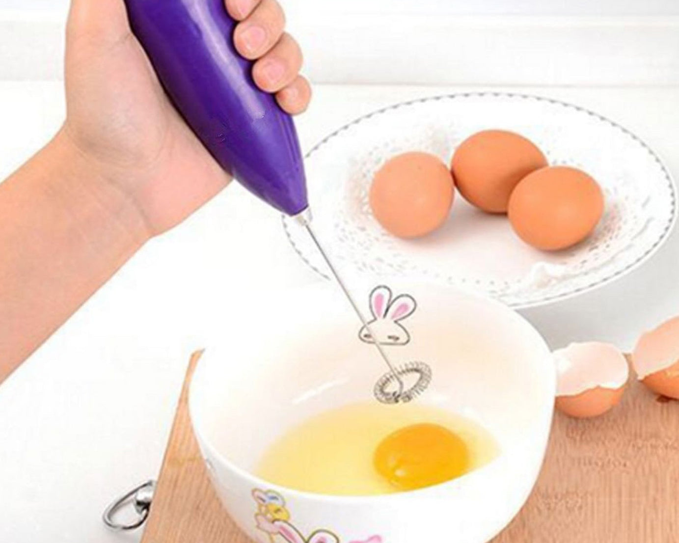 Hand blender for mixing and blending food.