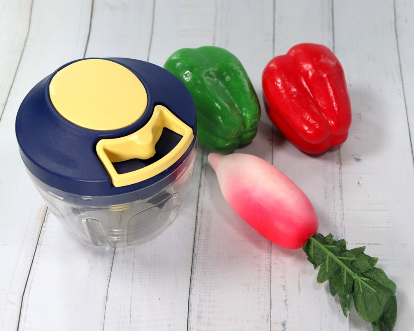 Chopper with sharp blades and 650ml capacity for kitchen use