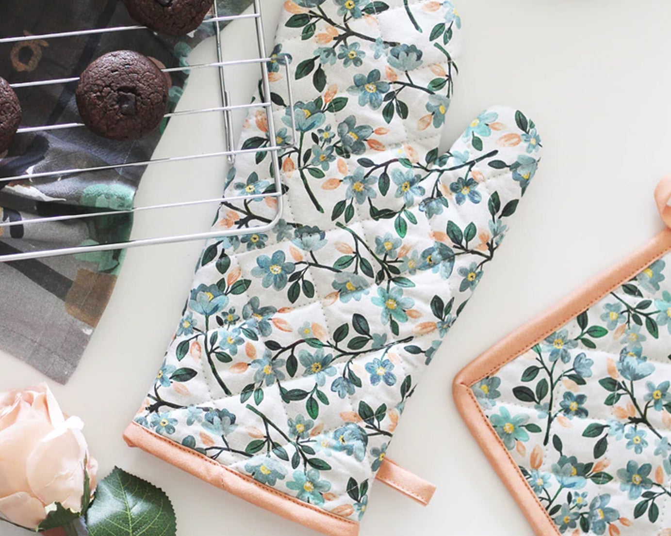 Cotton oven mitt gloves for professional kitchen use