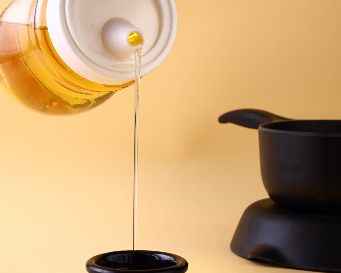 Stainless oil dispenser bottle durable design.