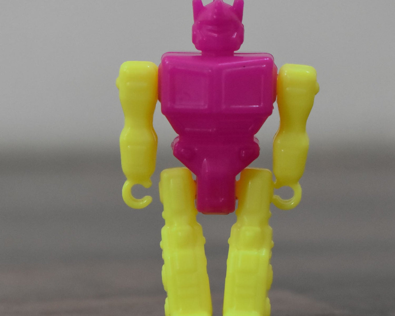 Small robot toy with motion features