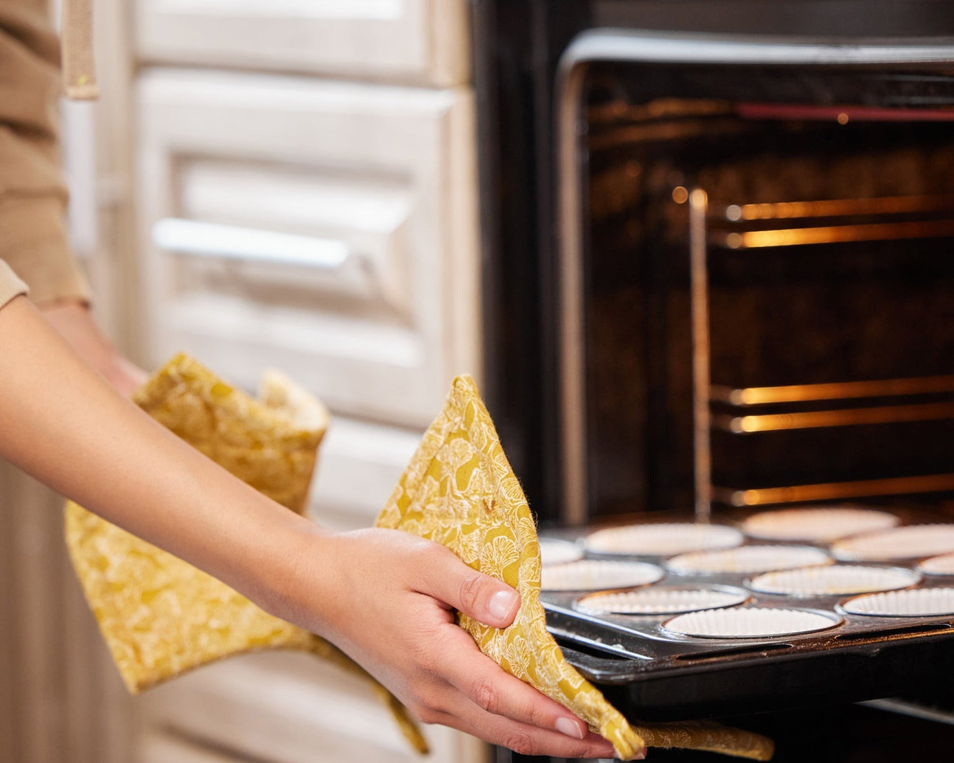 Comfortable cotton oven gloves for cooking and baking