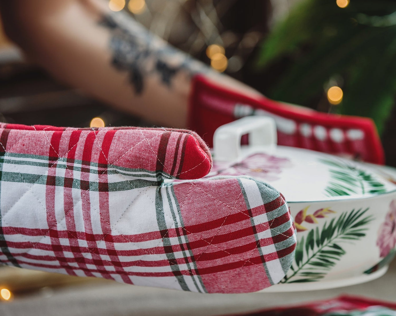 Professional-grade oven mitts made of cotton