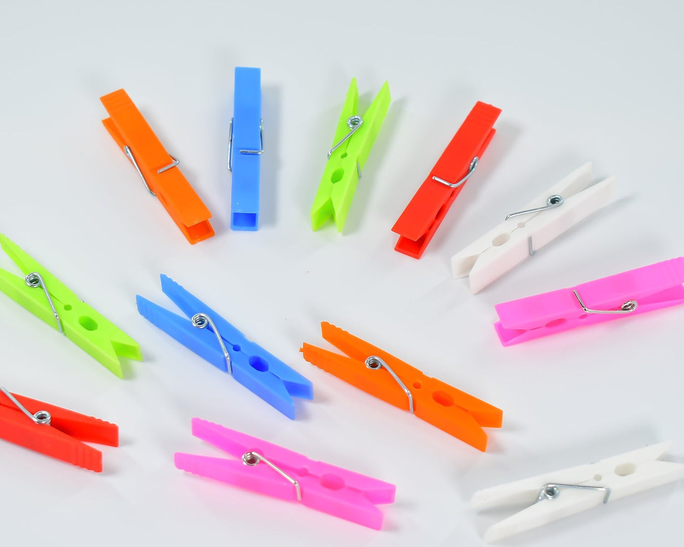 Set of 144 plastic clothes clips for drying