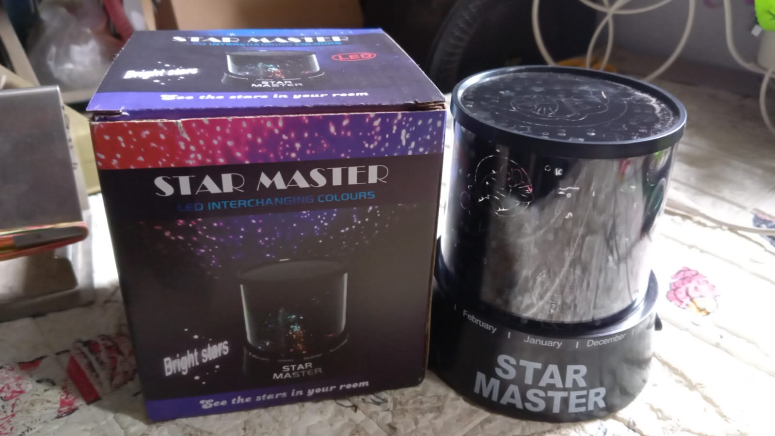 LED Projector Night Light Amazing Lamp, 3 Battery operated lamps, Rotation With the music Function, Master for Kids Bedroom Home Decoration Night Romantic Gift (Battery Not Included / 1 pc)