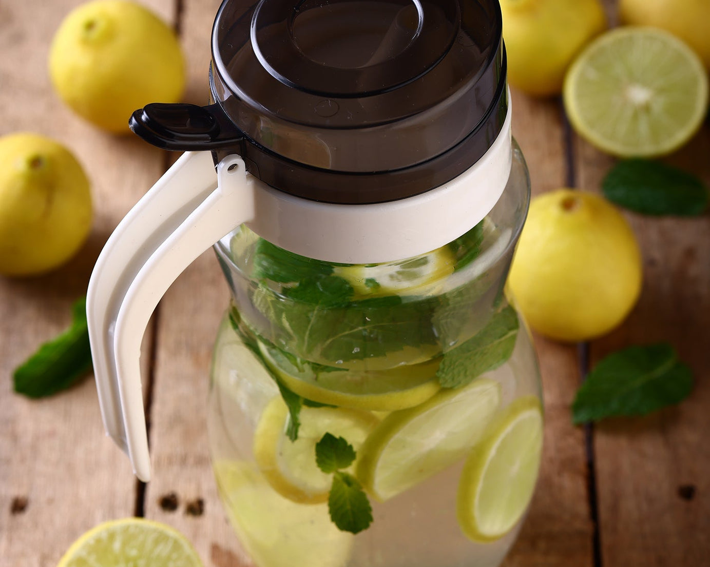 High-quality stainless steel oil dispenser with ergonomic design