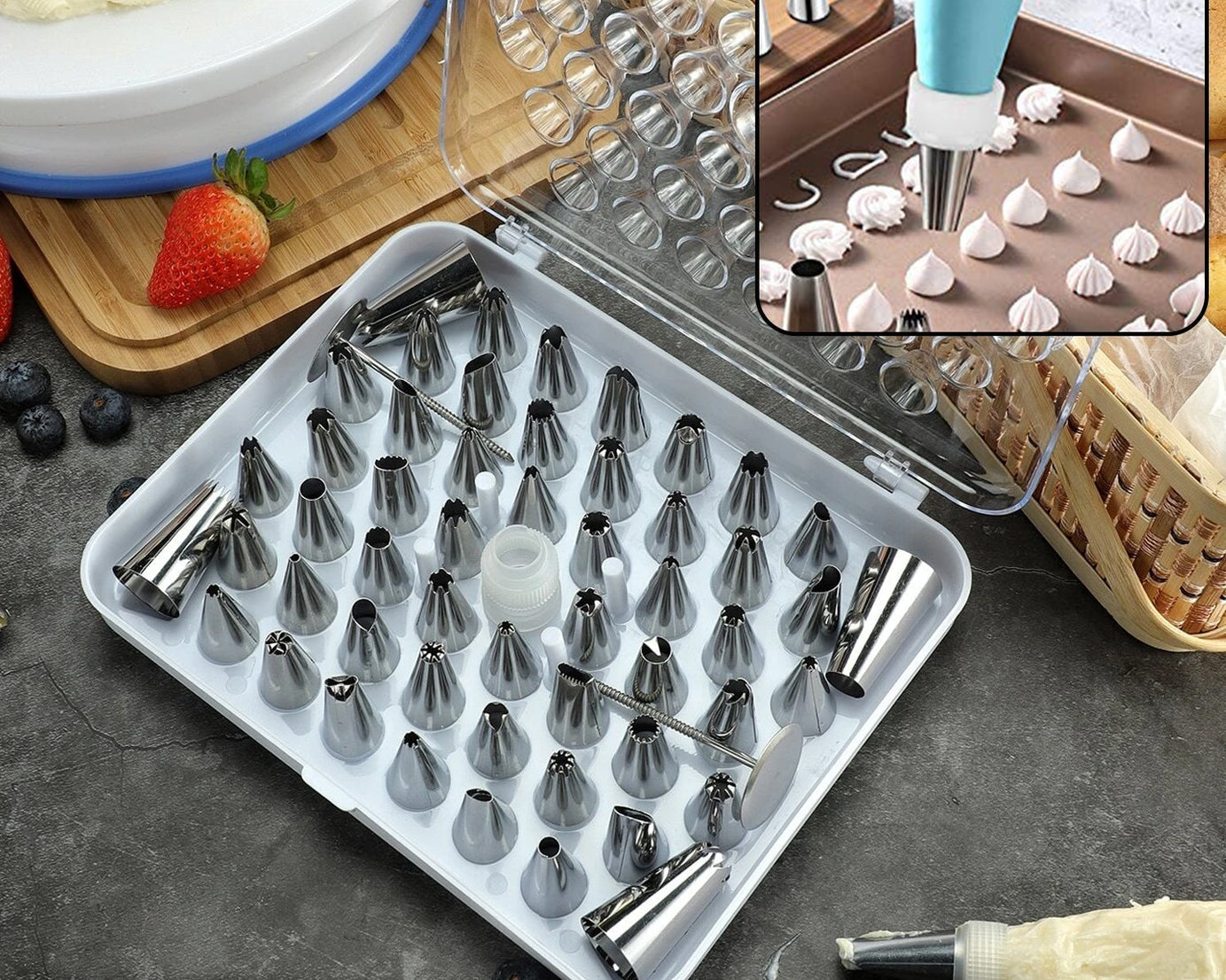 Set of nozzles for cakes