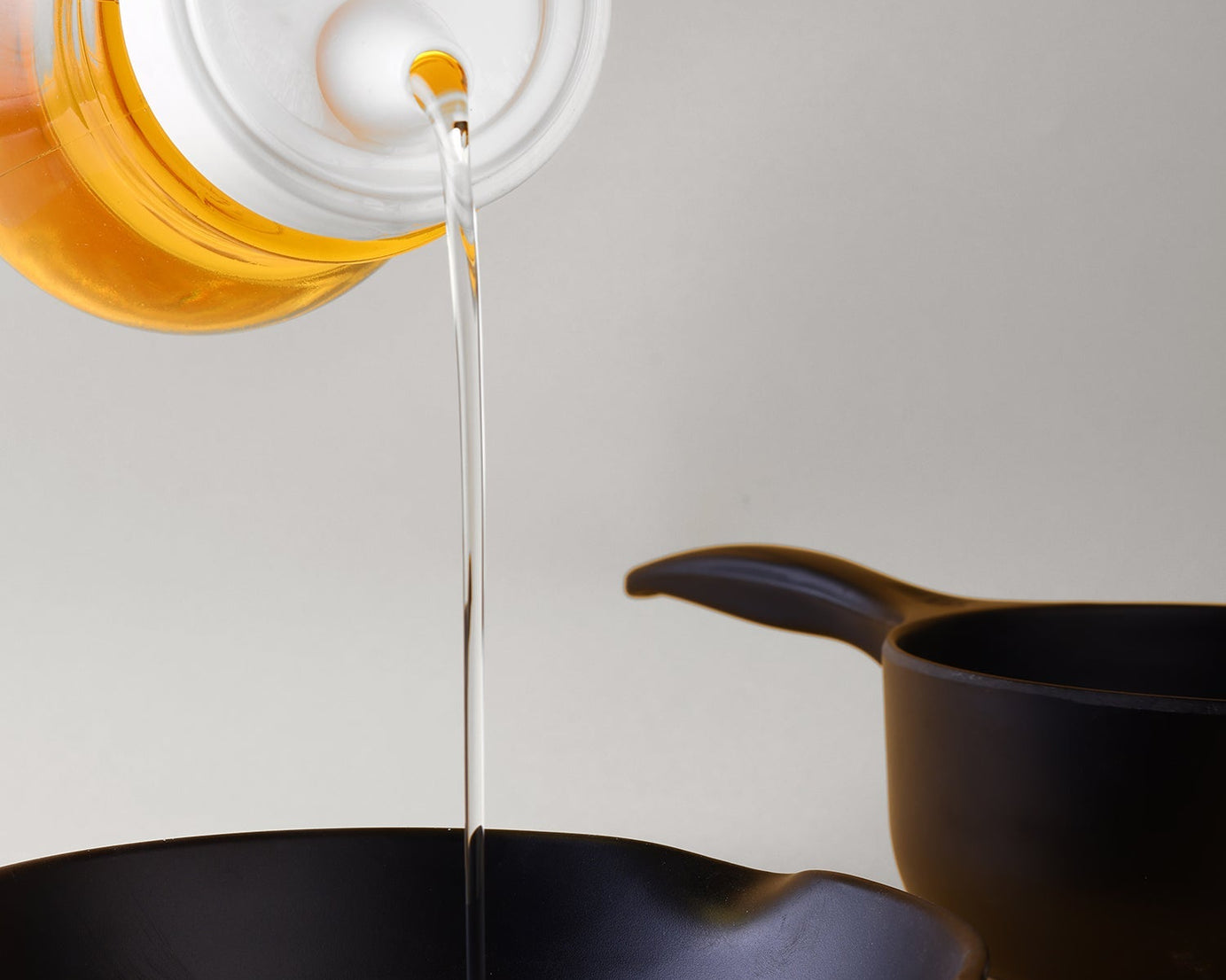 Convenient oil storage bottle with stainless steel finish