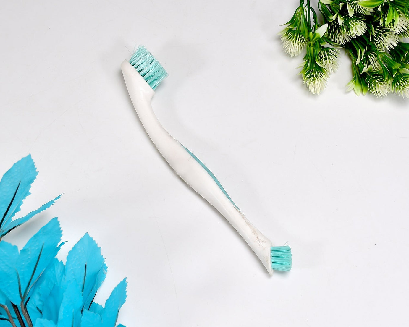Multipurpose 2 side brush for home and kitchen use.
