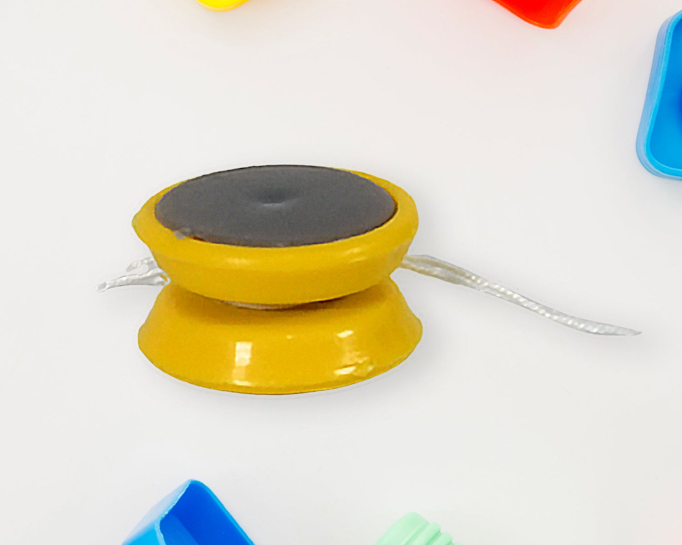Small yoyo toy with string, rotating yoyo toy, brain exerciser for kids