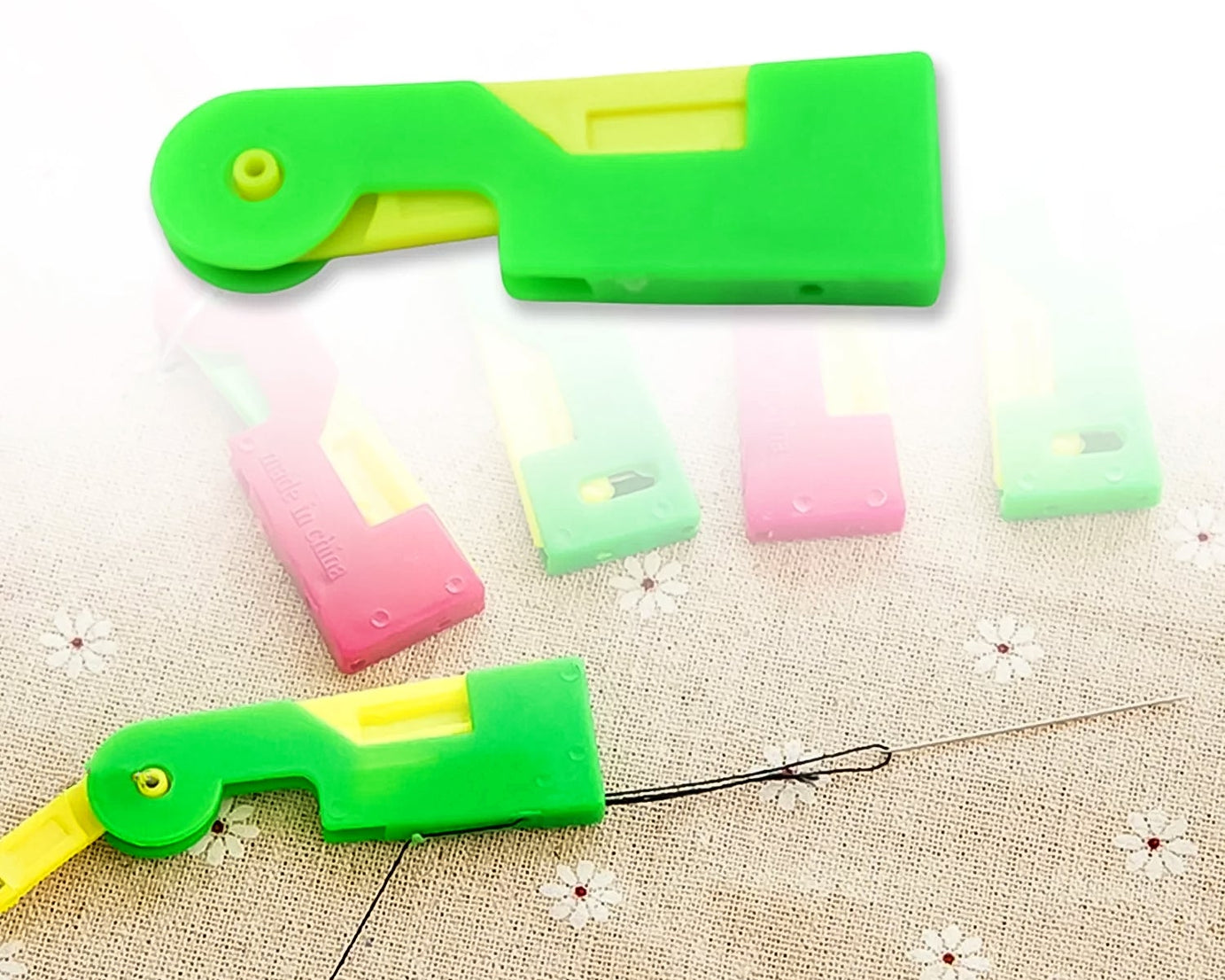Automatic needle threading device in multicolour with clear instructions