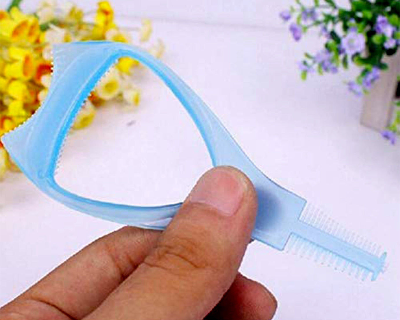 3 in 1 Plastic Makeup Cosmetic Eyelash Tool Lash Mascara Applicator Eyelashes Guide Eyelashes Brush Curler Comb Eye Makeup Tool Female Supply (1 Pc)