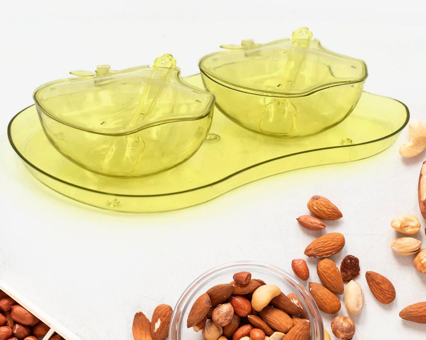 Apple-shaped serving tray