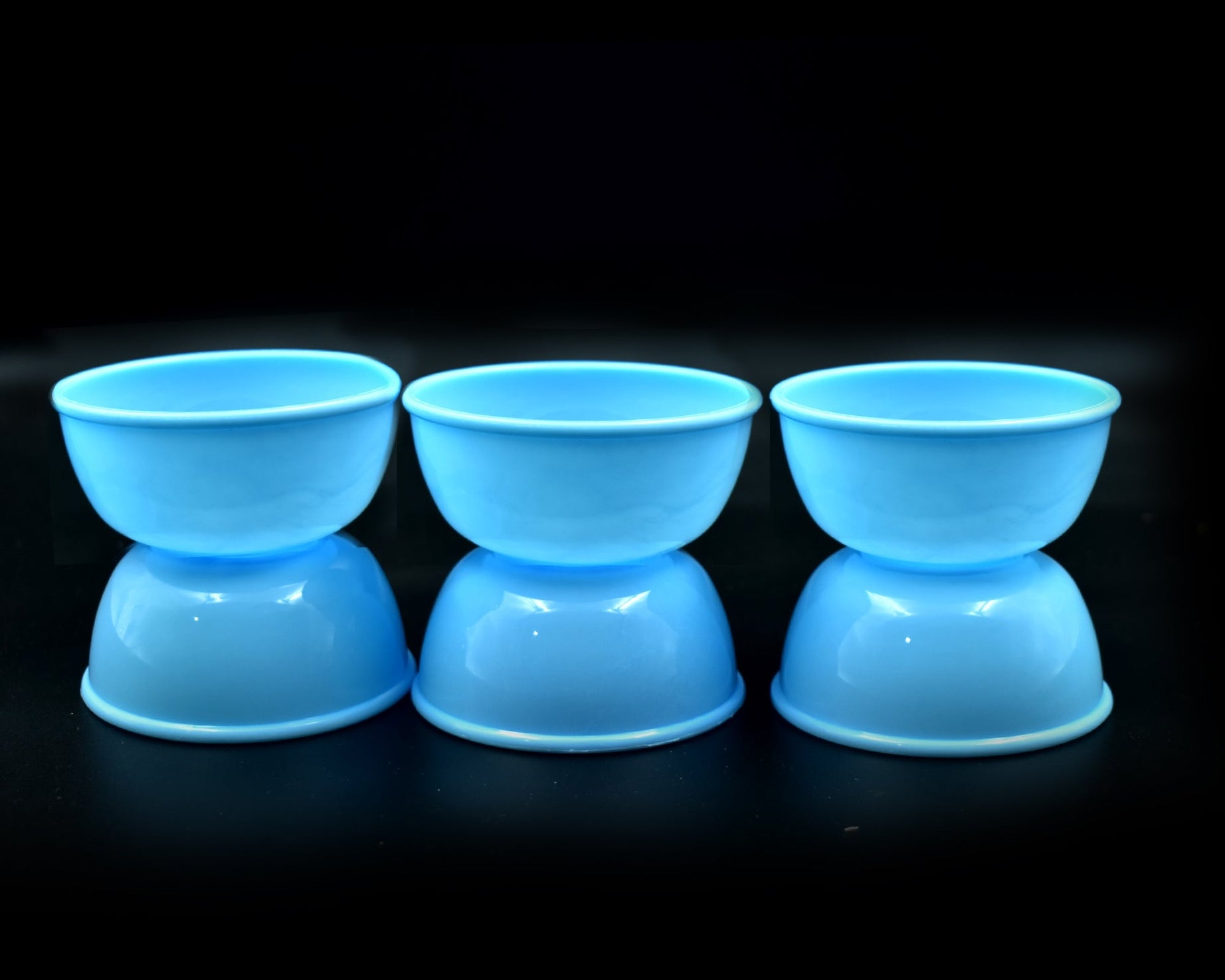 Small microwave-safe plastic bowls, set of 6.