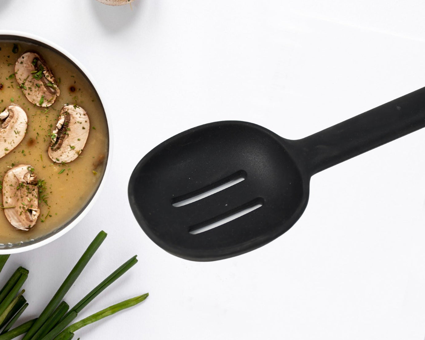 Heat-resistant kitchen spoon in silicone