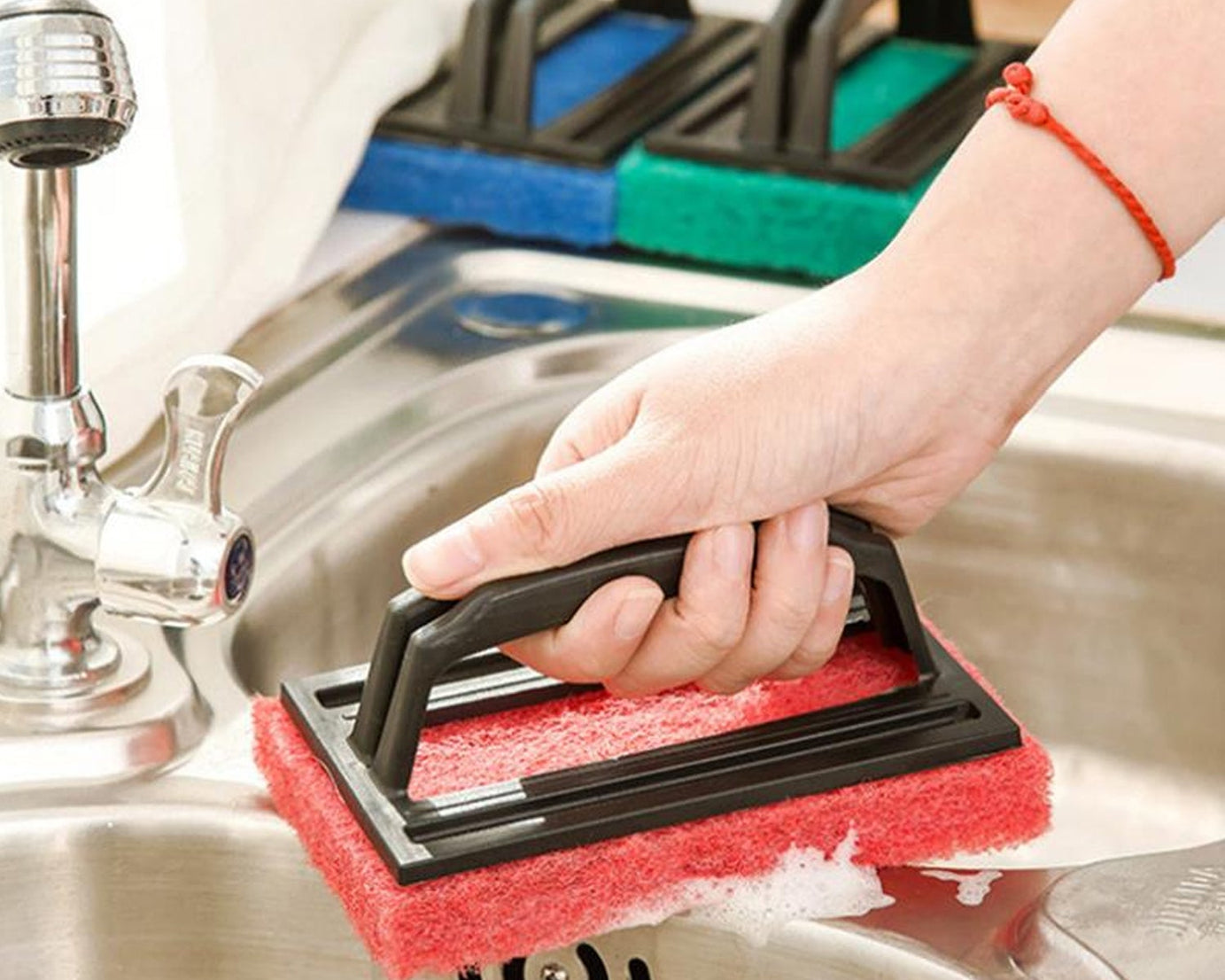 Handle brush for cleaning tiles