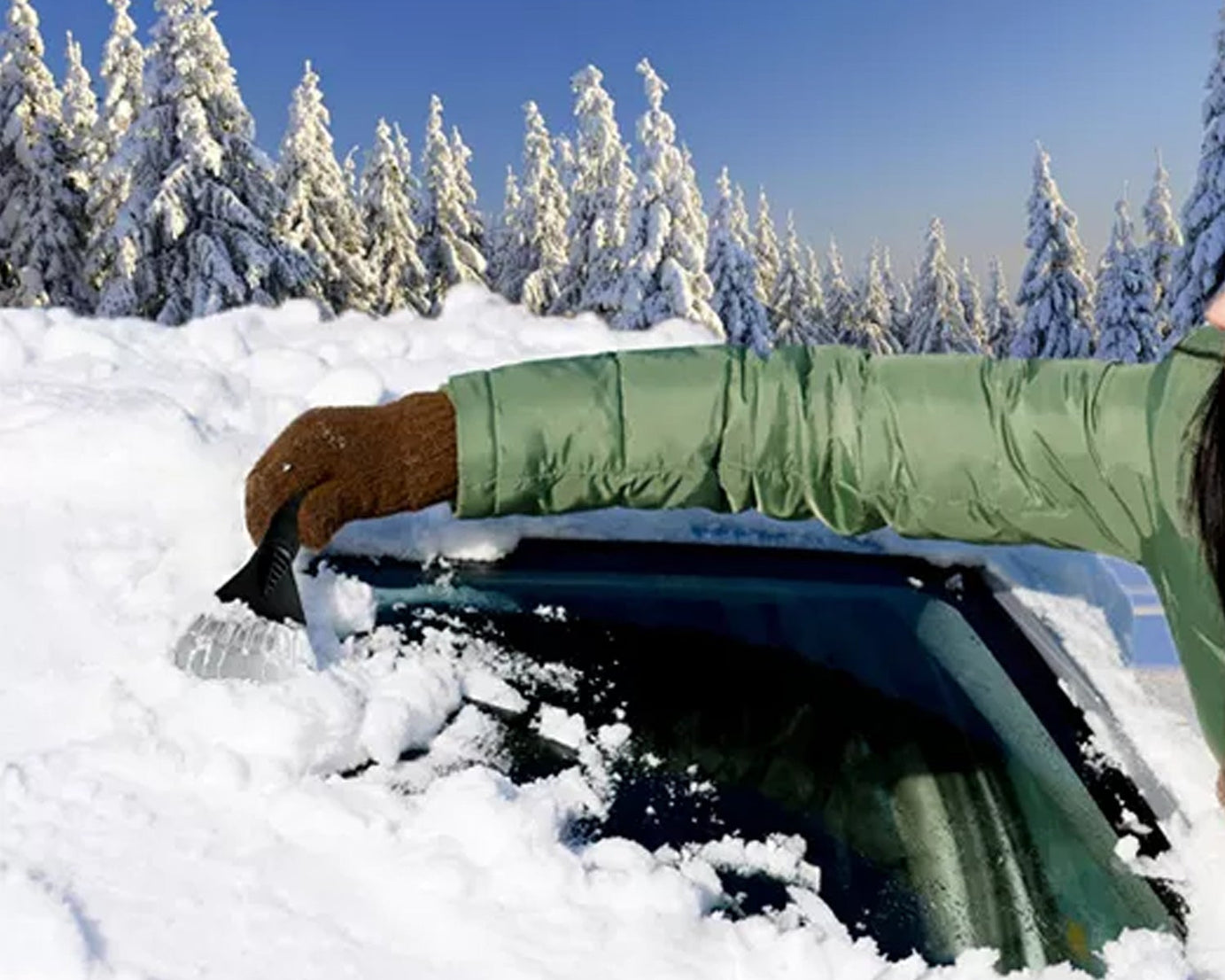 Compact ice scraper, suitable for car windshields