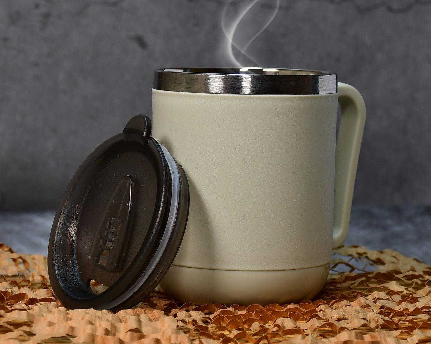 Coffee mug with heat-resistant lid, made of stainless steel