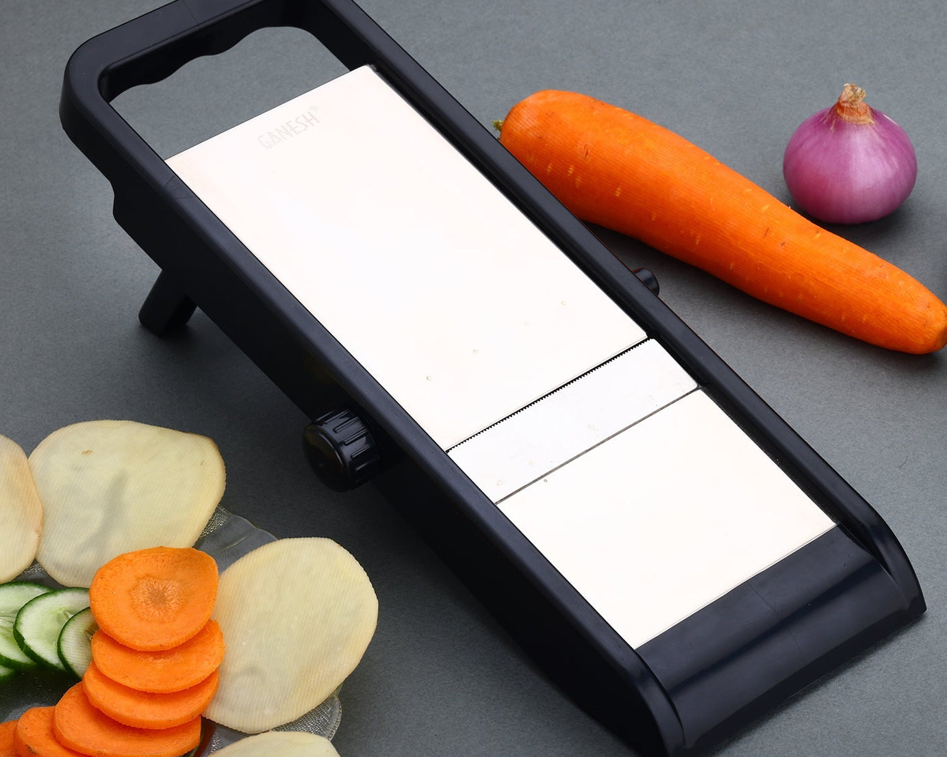 Multipurpose slicer and grater for potatoes and onions, adjustable.