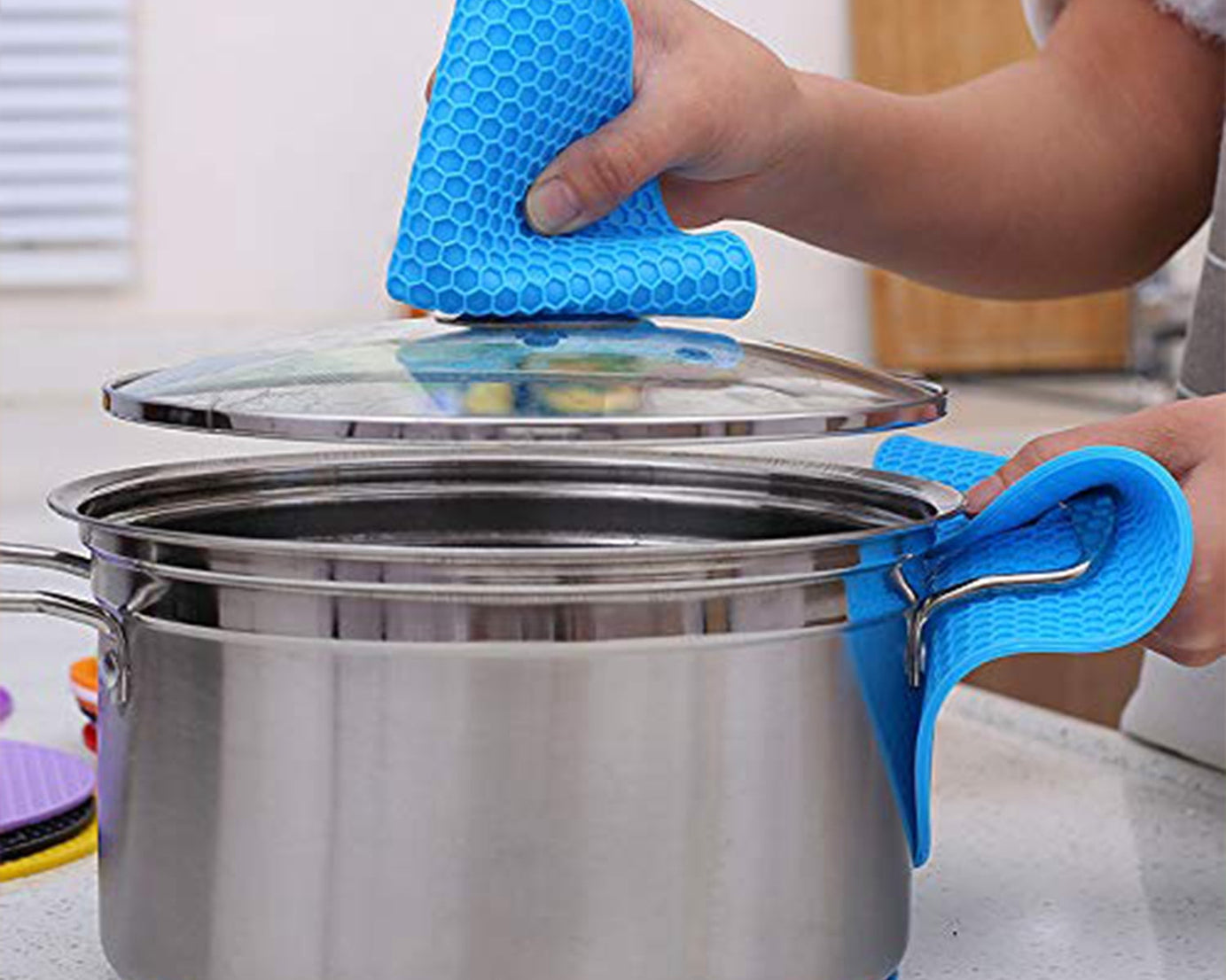Heat-resistant silicone mat for kitchen use