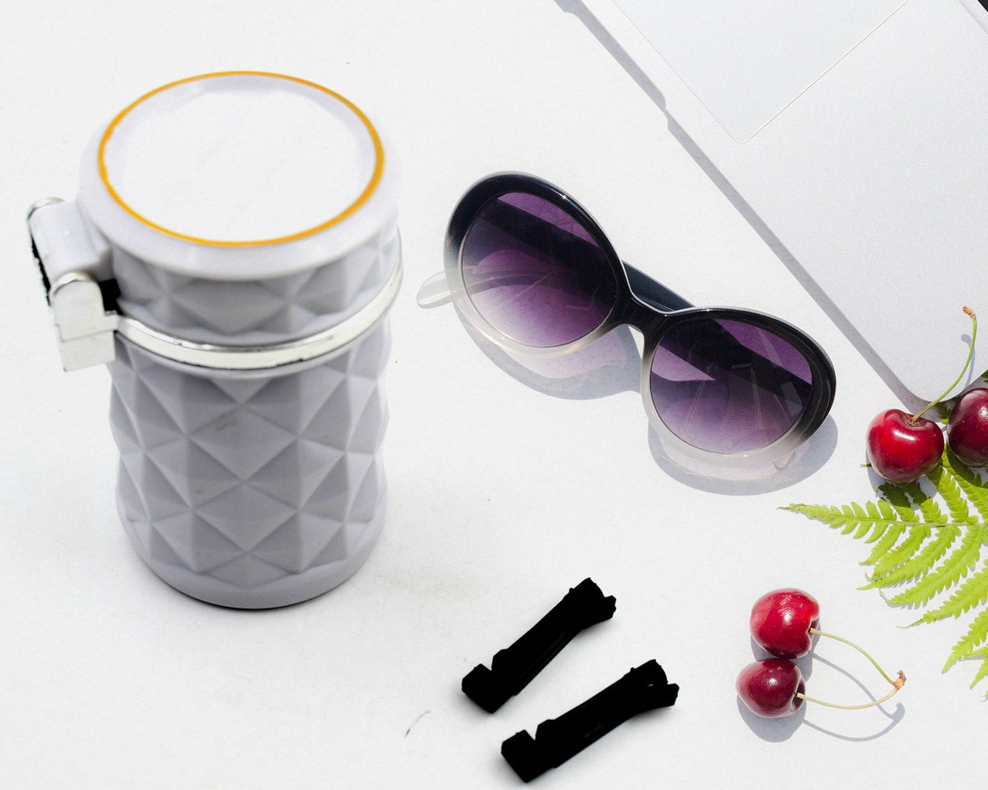 Car Cupholder Travel Ashtray with Lid and LED Light, Portable with Blue LED Light Ideal Decorative Cigar Ash Bucket, Cigarette Ashtray, Car Waste Bin