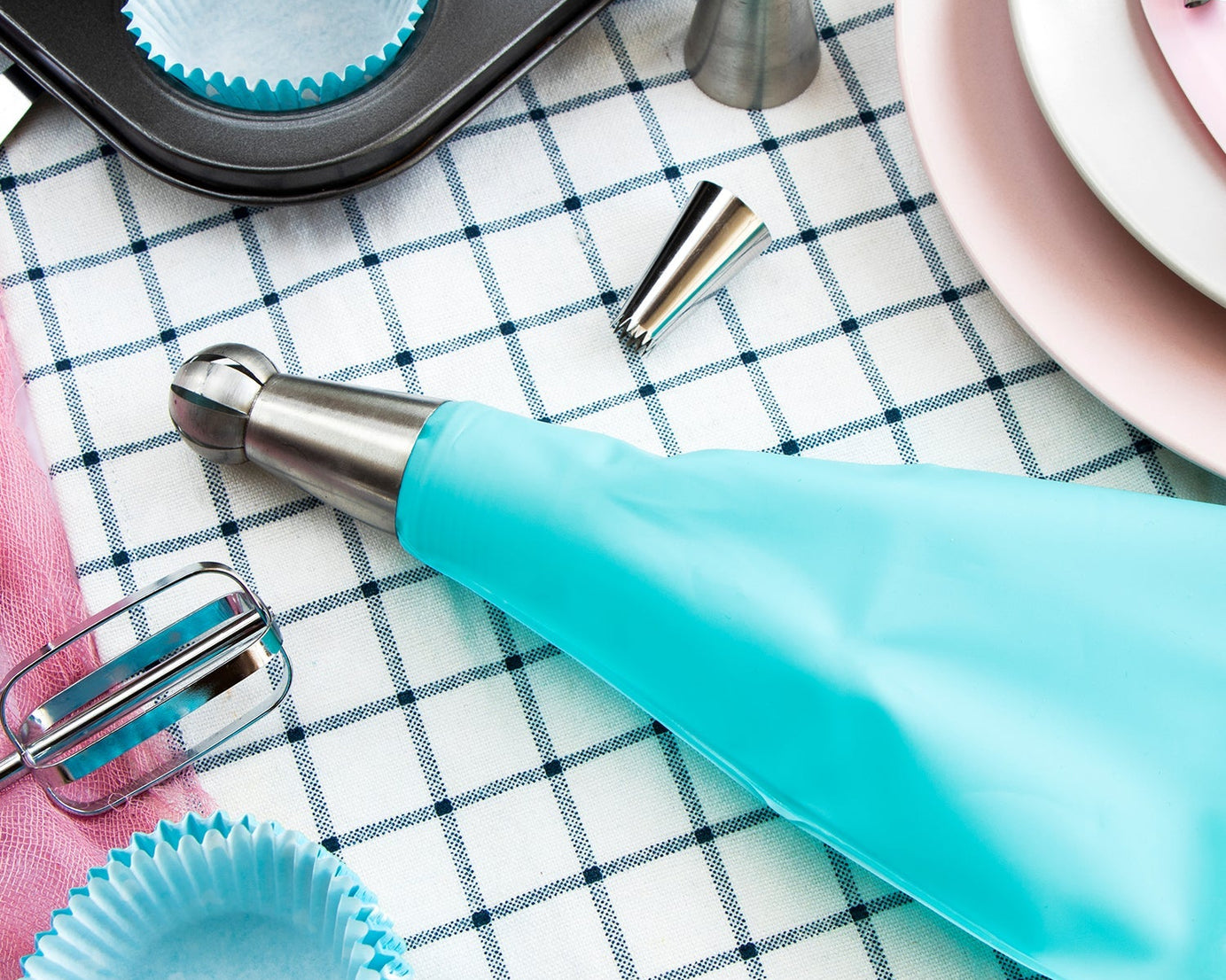 Nozzle set for cake frosting and decorating