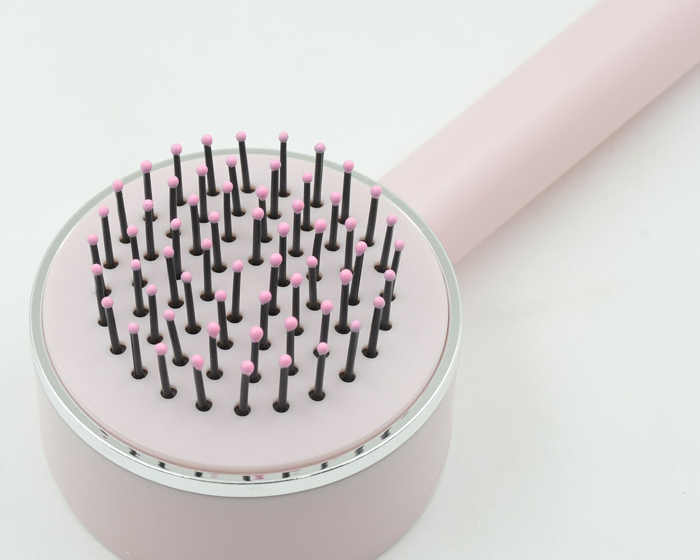Self-cleaning detangling brush