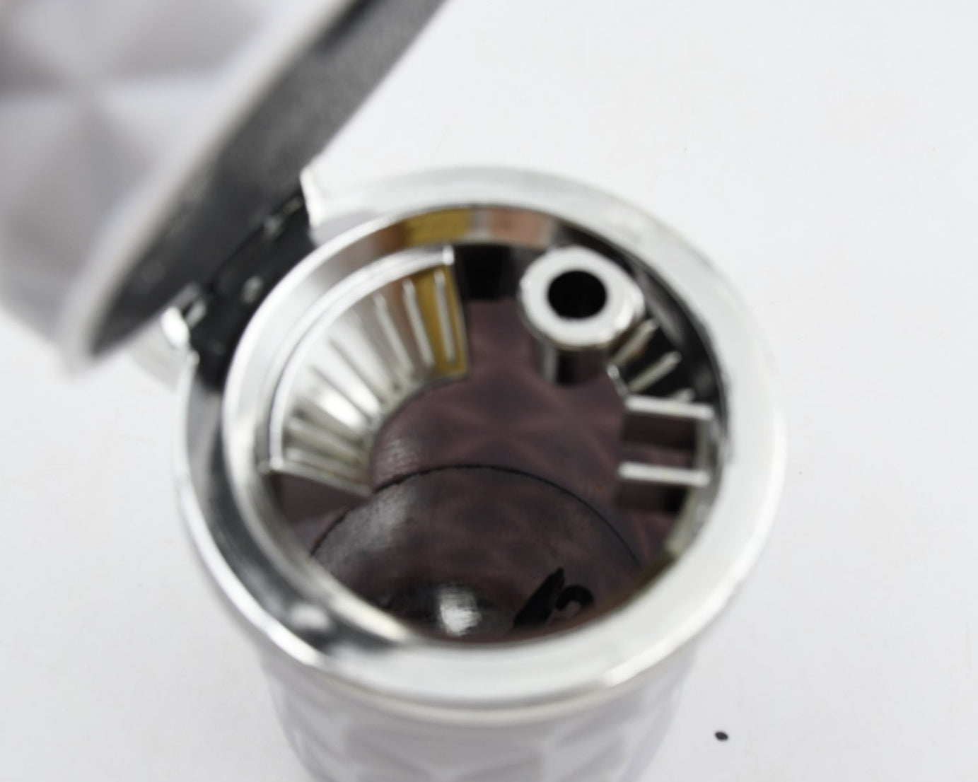 Car Cupholder Travel Ashtray with Lid and LED Light, Portable with Blue LED Light Ideal Decorative Cigar Ash Bucket, Cigarette Ashtray, Car Waste Bin