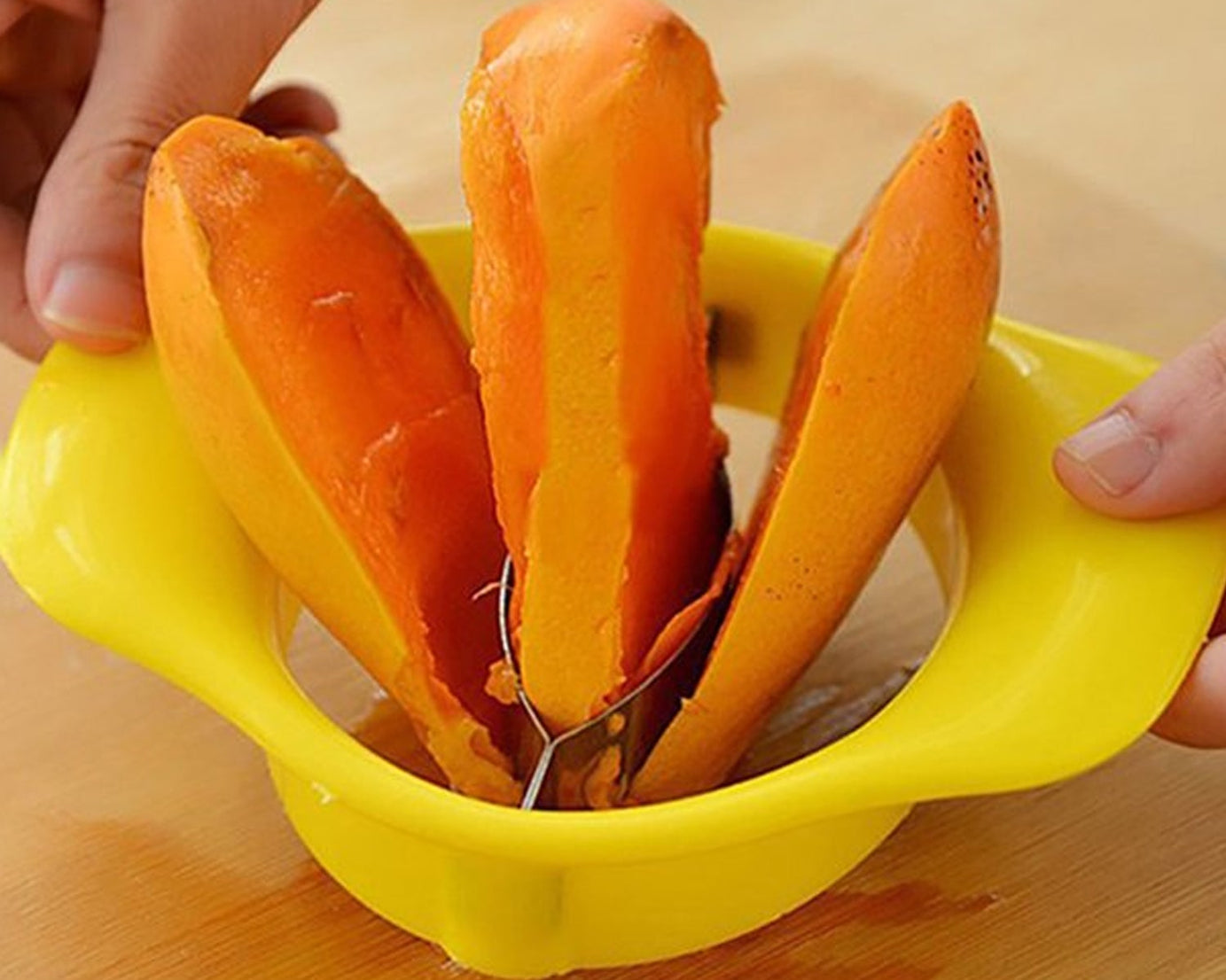 Mango slicer with sharp stainless steel blade for precision