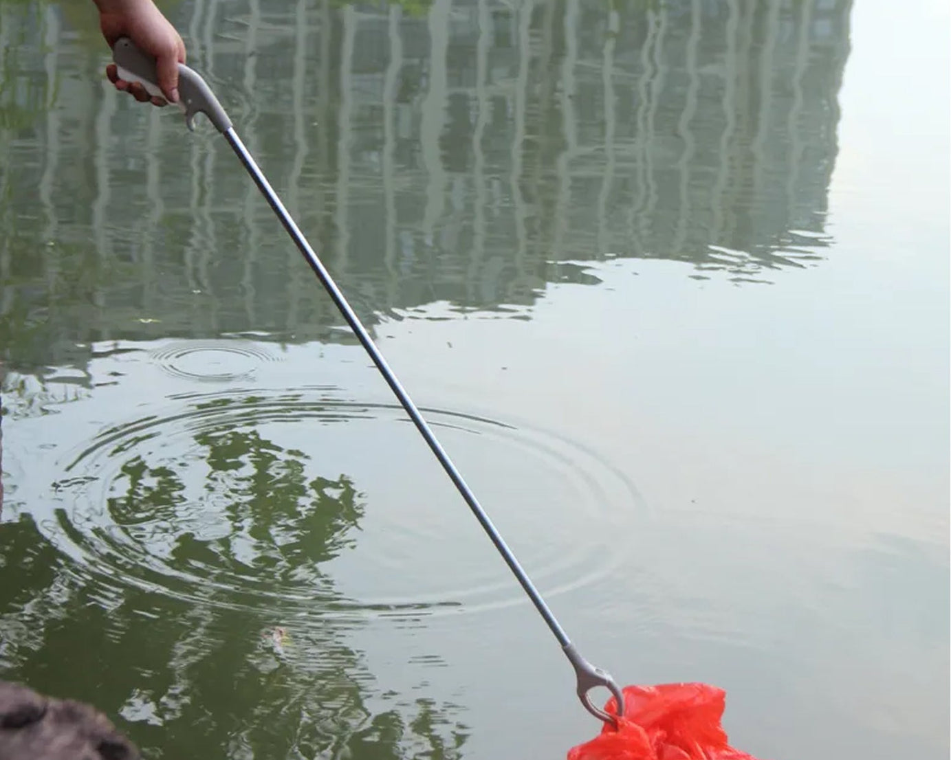 Flexible garbage picker tool