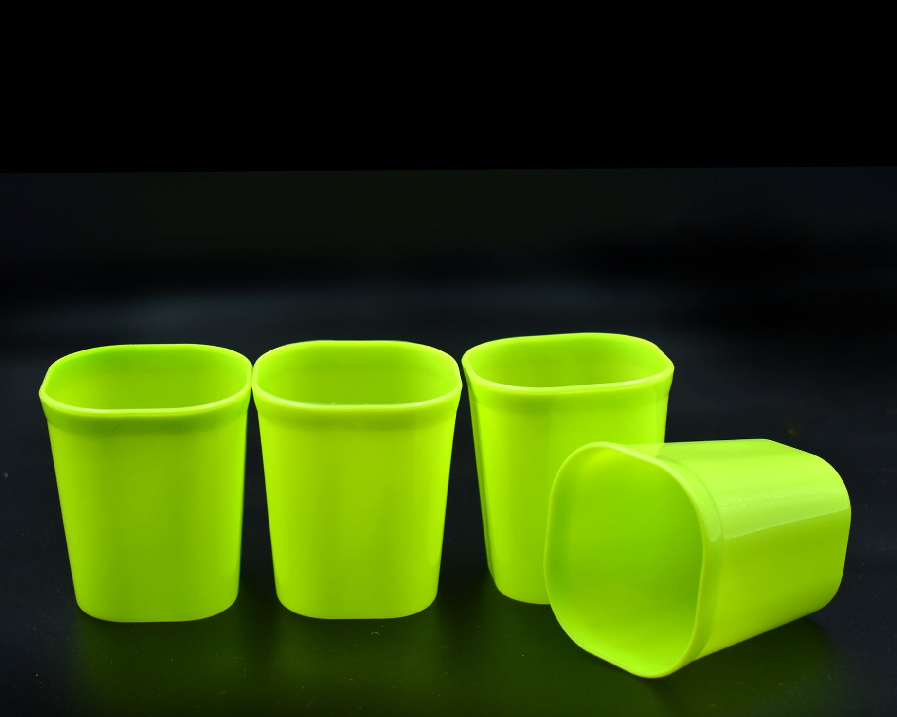 Plastic drinking glasses, set of 4, ideal for daily use.