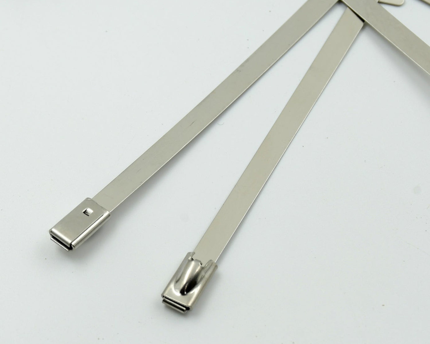 Stainless Steel Cable TIE Used for Solar, Industrial and Home Improvement Multipurpose HIGH Strength, Self-Locking Zip Ties, Multi-purpose Tie, Portable Rustproof 100Pcs Wide Application Zip Tie Set for Building (4.6x100MM /  100 pcs Set)