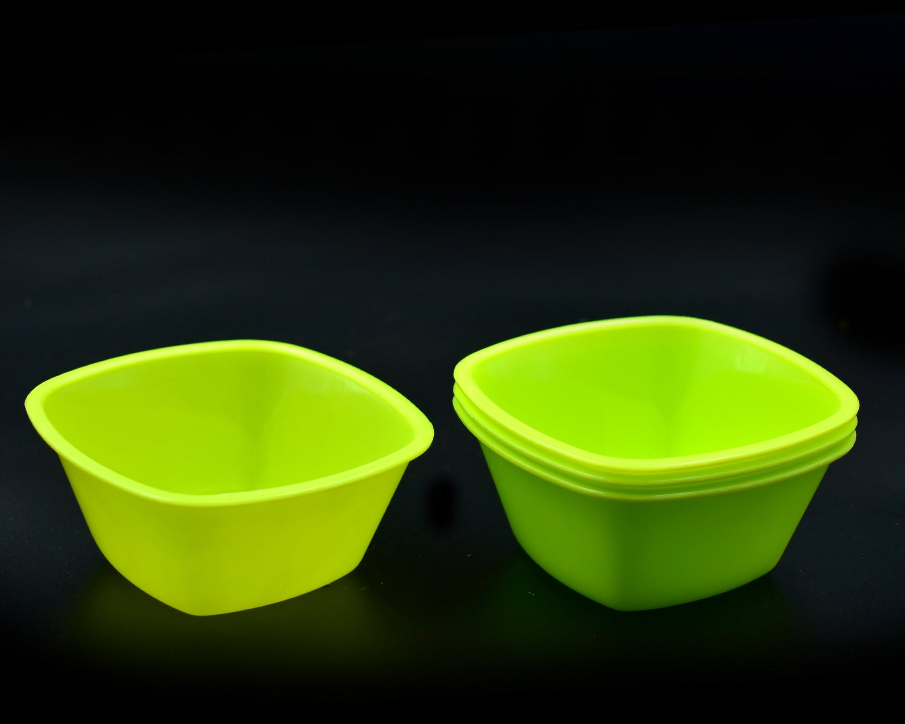 Square plastic bowl set, perfect for serving snacks.