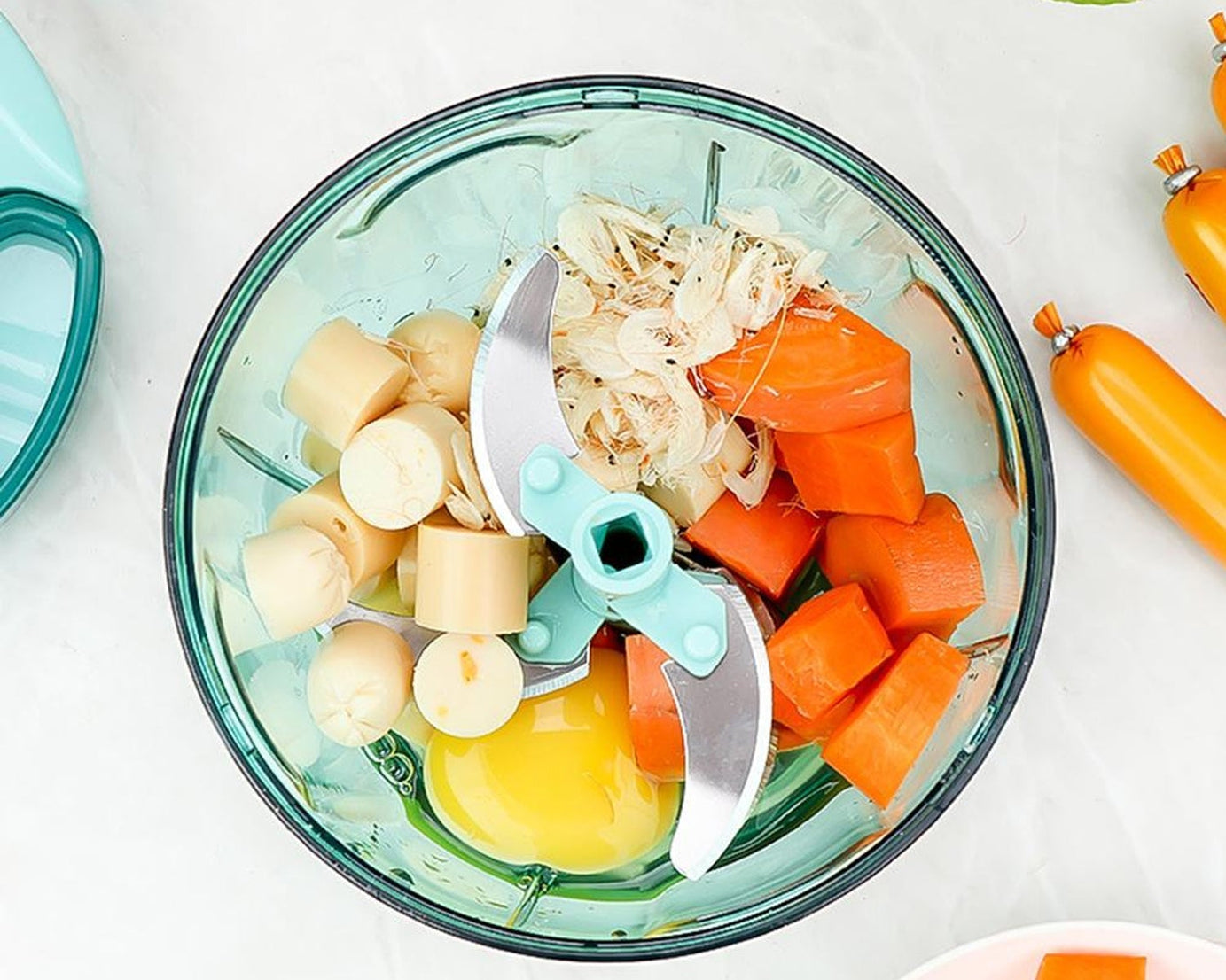 Manual vegetable slicer with a compact design and five stainless steel blades