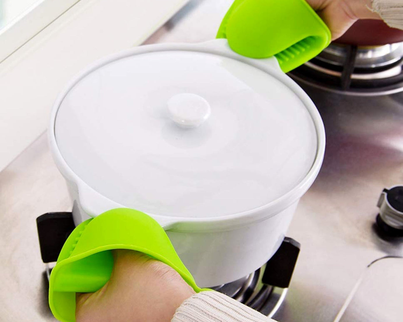 Silicone potholder with a heat-resistant design for kitchen use