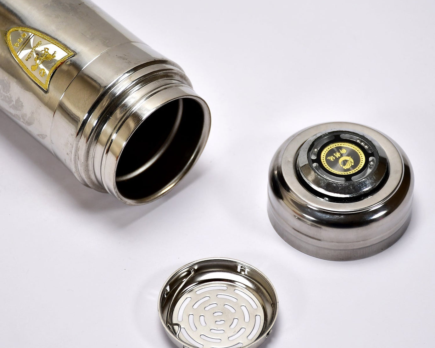 Water bottle with vacuum insulation, top view