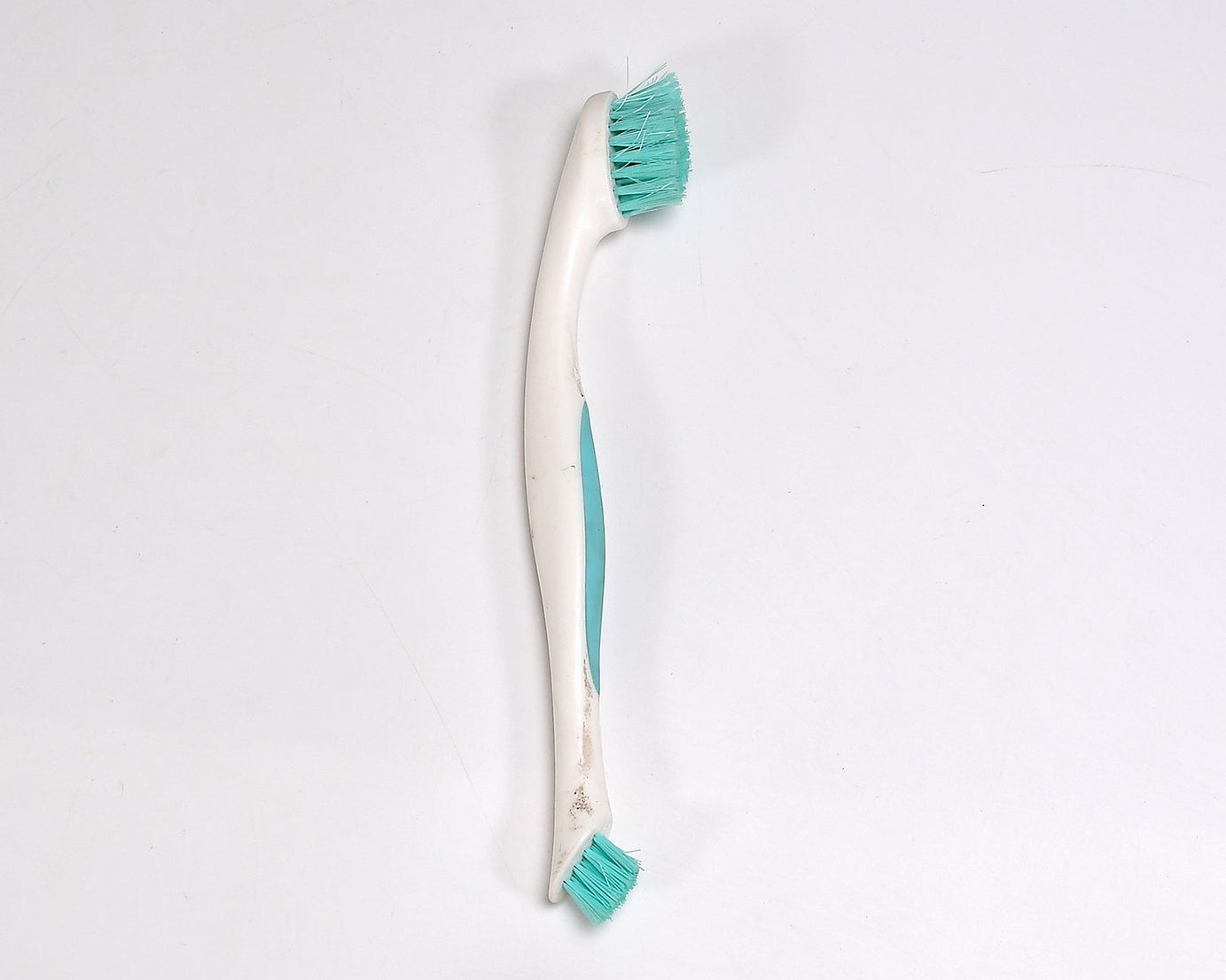 Multipurpose 2 side brush for home and kitchen use.