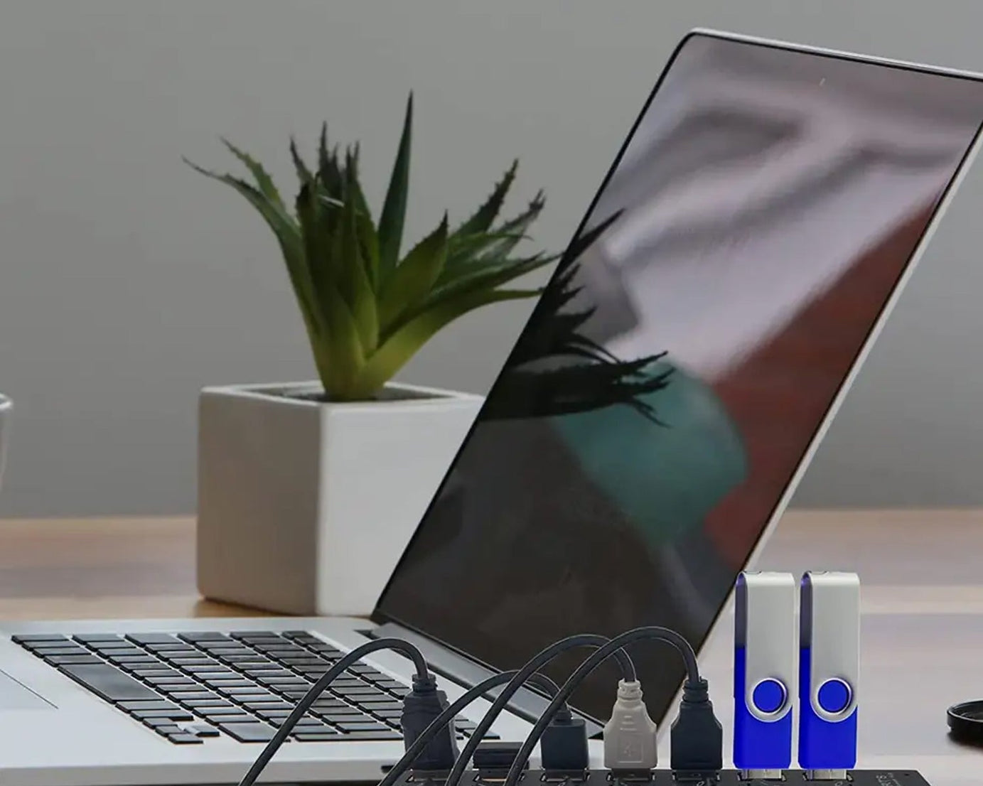 USB Splitter Multi Port USB 2.0 Hub, 7 Port with Independent On/Off Switch and LED Indicators USB A Port Data Hub, Suitable for PC Computer Keyboard Laptop Mobile HDD, Flash Drive Camera Etc