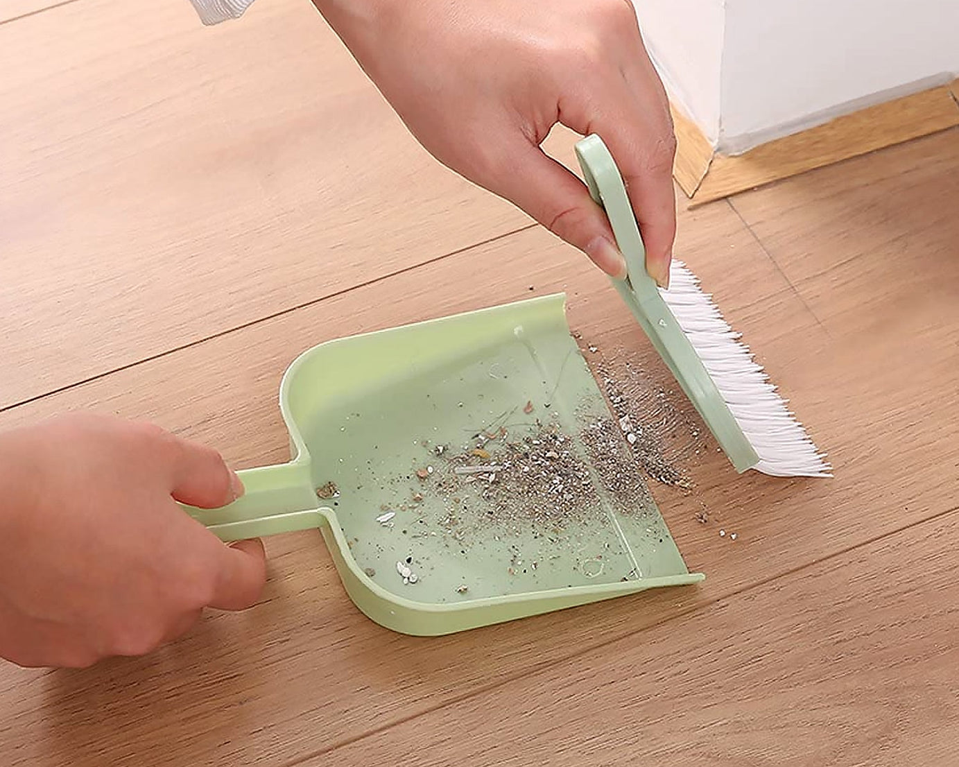 Mini cleaning set with dustpan and brush for multipurpose use