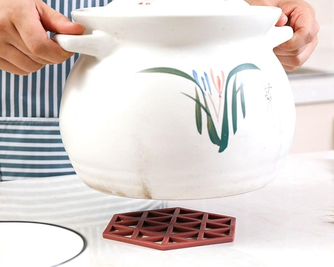 Hollow pot mat with high temperature resistance