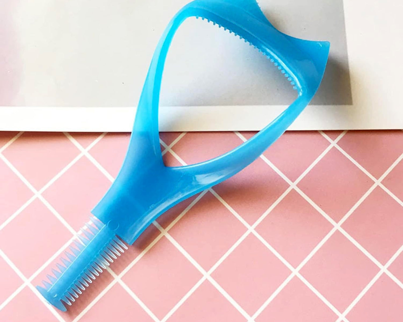 3 in 1 Plastic Makeup Cosmetic Eyelash Tool Lash Mascara Applicator Eyelashes Guide Eyelashes Brush Curler Comb Eye Makeup Tool Female Supply (1 Pc)