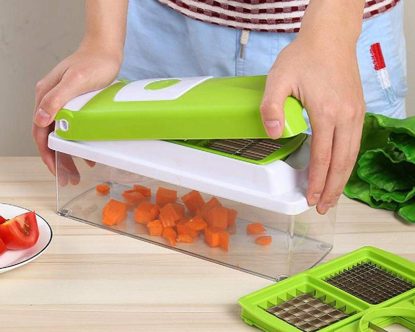 Manual vegetable grater with multiple slicing options
