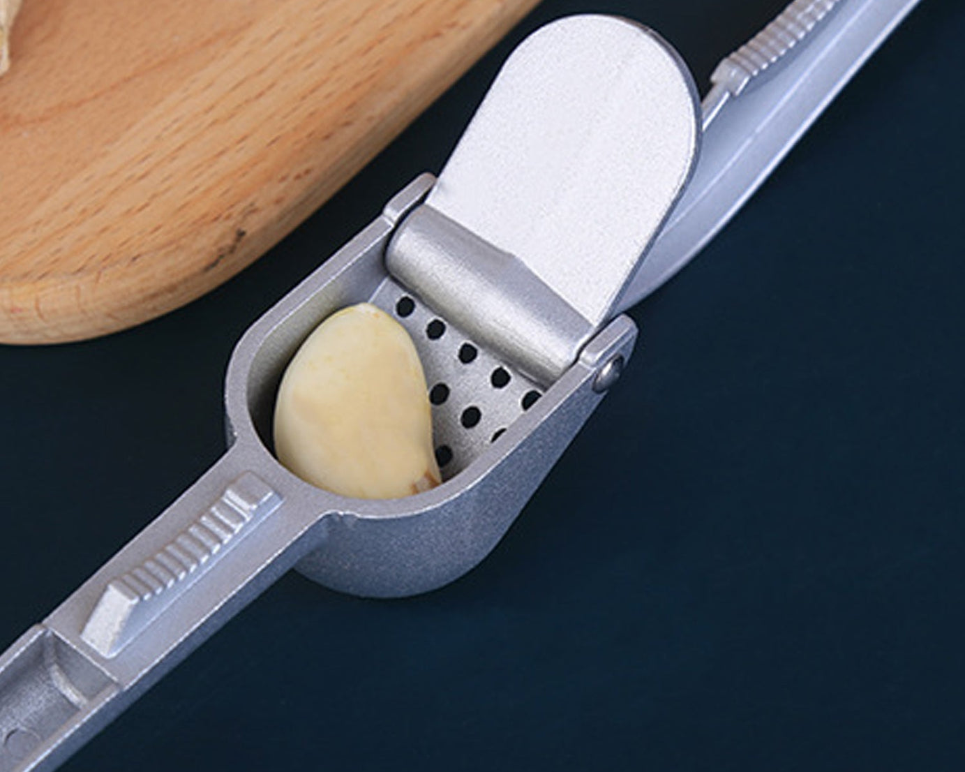 Garlic Press All Aluminum Easy to Use with Light Weight without Difficulty Cooking Baking, Kitchen Tool, Dishwaher Safe