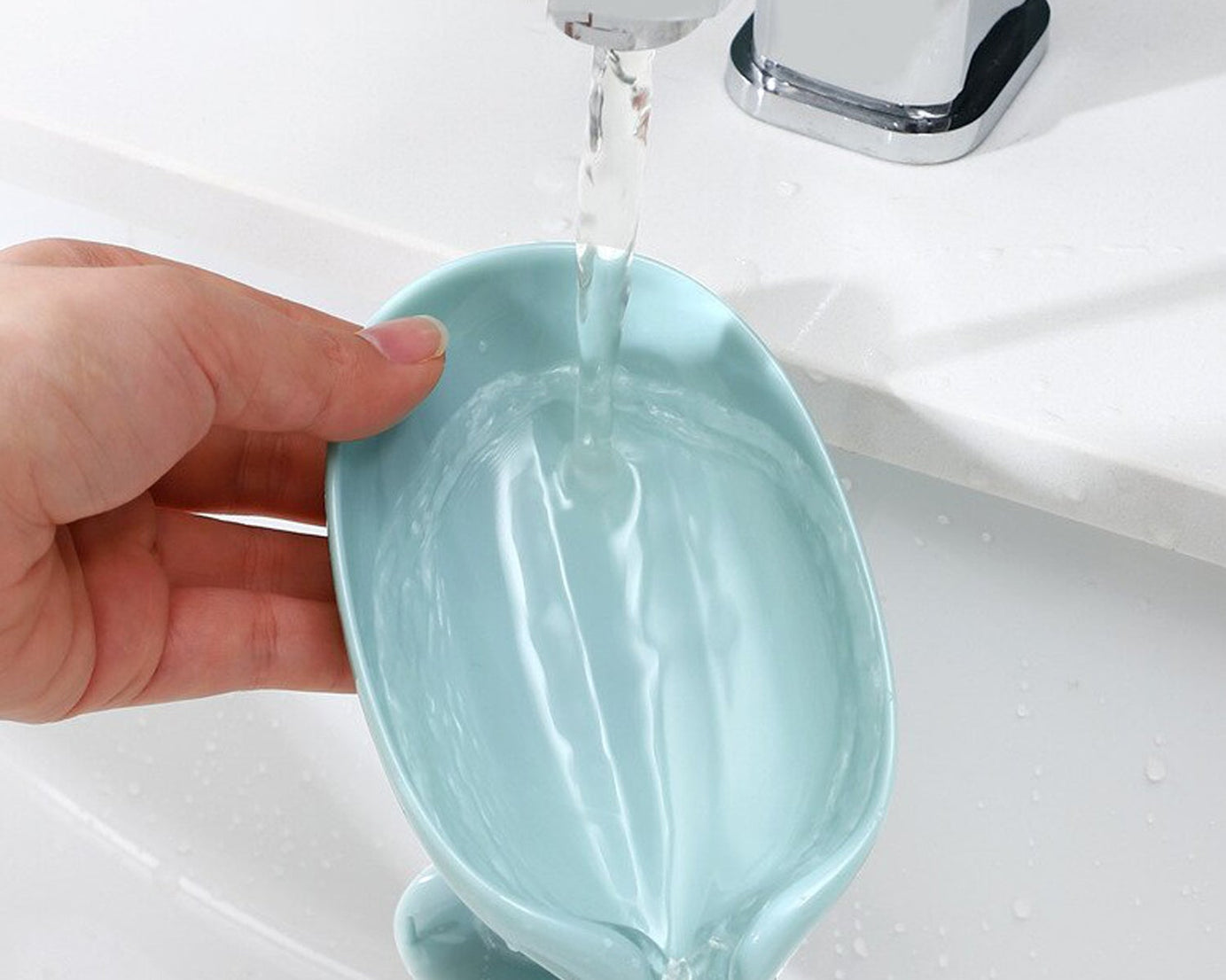 Soap holder with leaf design, includes drainage for easy soap drying.