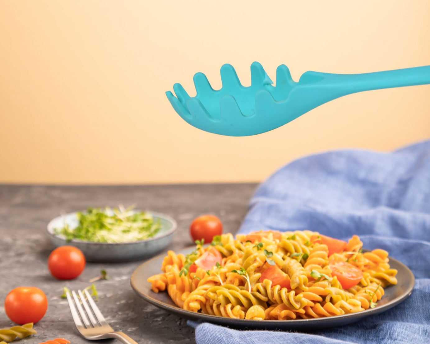 Non-slip spaghetti spoon for easy pasta serving
