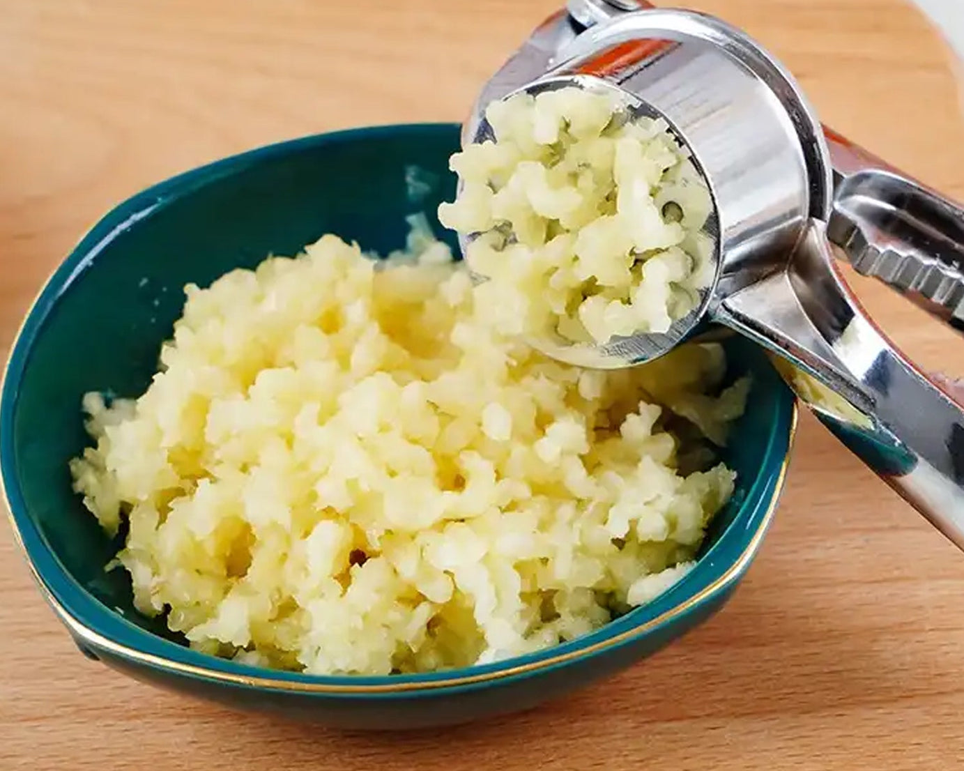 Crush Garlic with Ease: Lightweight Aluminum Garlic Press (1 Pc)