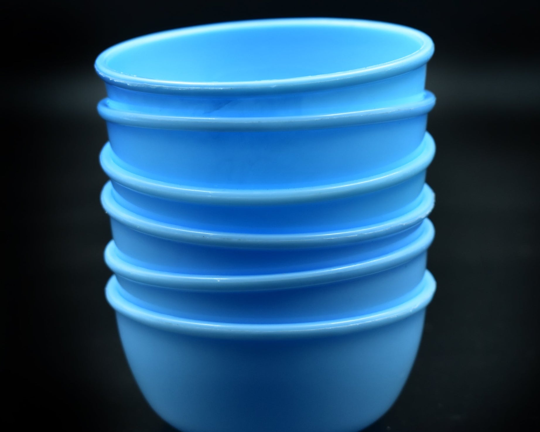 Unbreakable plastic bowls for kitchen use, set of 6.