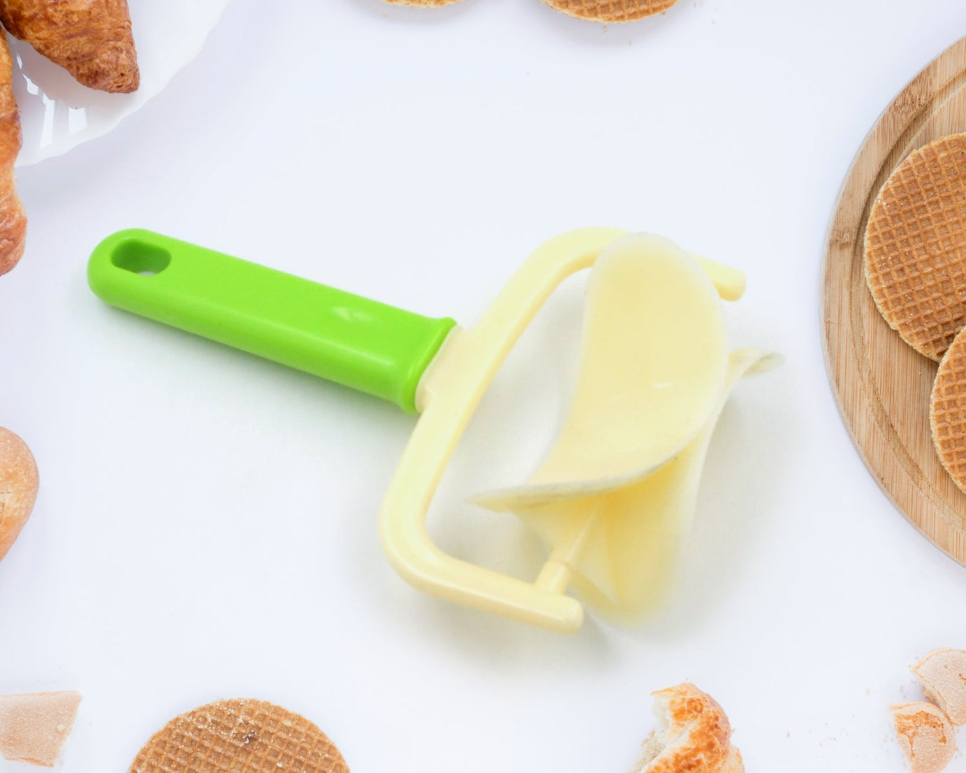 Plastic Round Roll Forming Cutter Cake Ball Tongs and Molds, Puri Cutter, Roller Machine for Baking Tools (1 Pc Mix Color)